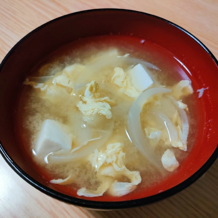 豆腐と玉ねぎと卵の味噌汁